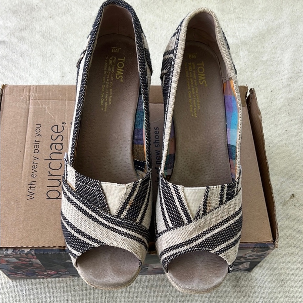 Toms Black and Cream Espadrilles Slip-On Comfort